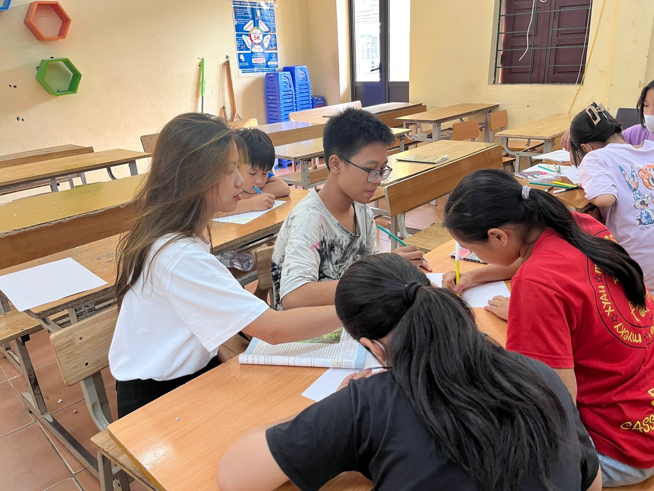 Tình nguyện viên dạy học tại trường THCS Dương Liễu trong dự án tình nguyện của Huyndai Jump School 3.