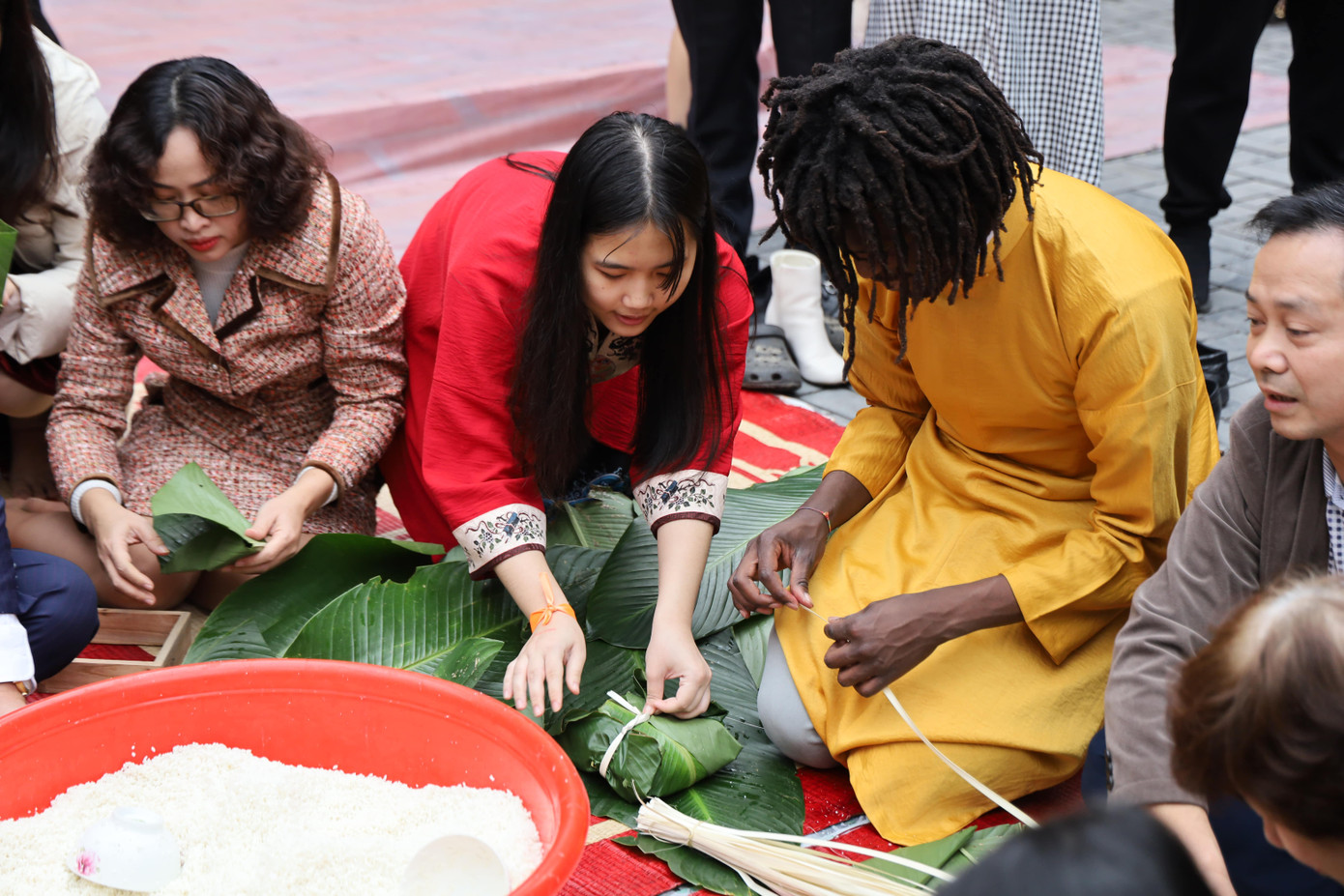 Các bạn sinh viên quốc tế được hướg dẫn gói và luộc bánh chưng.