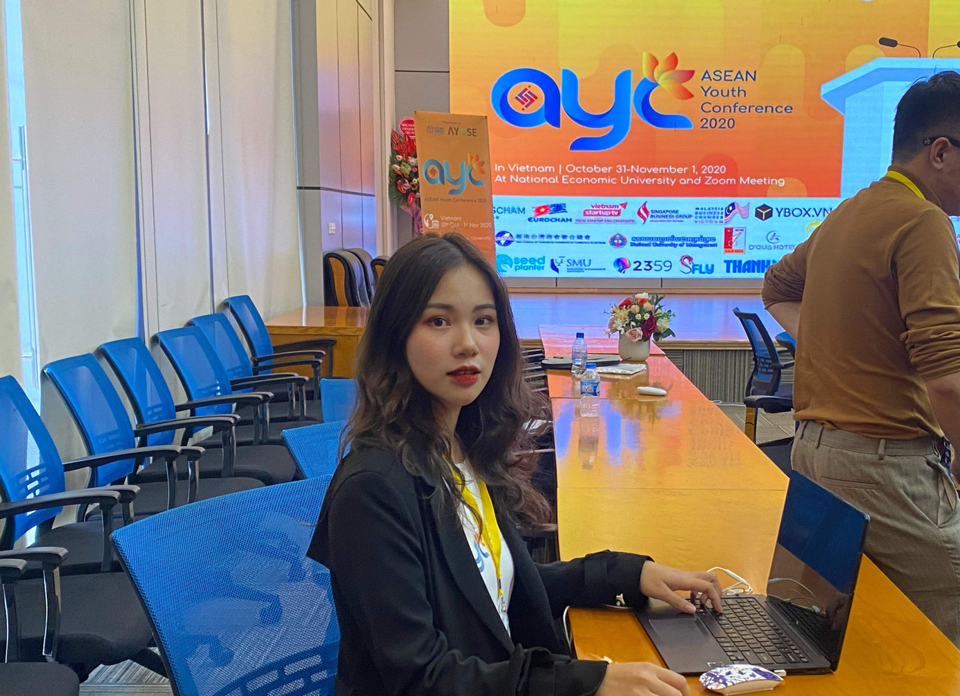 Trang tham dự ASEAN Youth Conference 2020 tại trường ĐH Kinh tế Quốc dân.