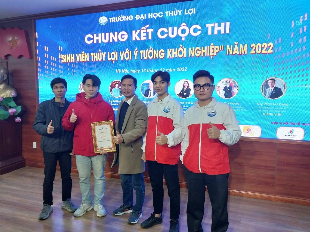 Đội robot trường học lọt vào chung kết. Đội robot trường học lọt vào chung kết.