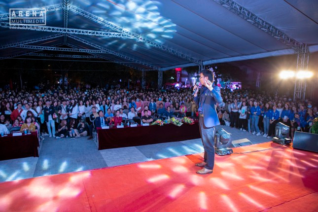 Nhà báo Nguyễn Tuấn Anh nói chuyện với sinh viên Trường Đại học Thương mại.