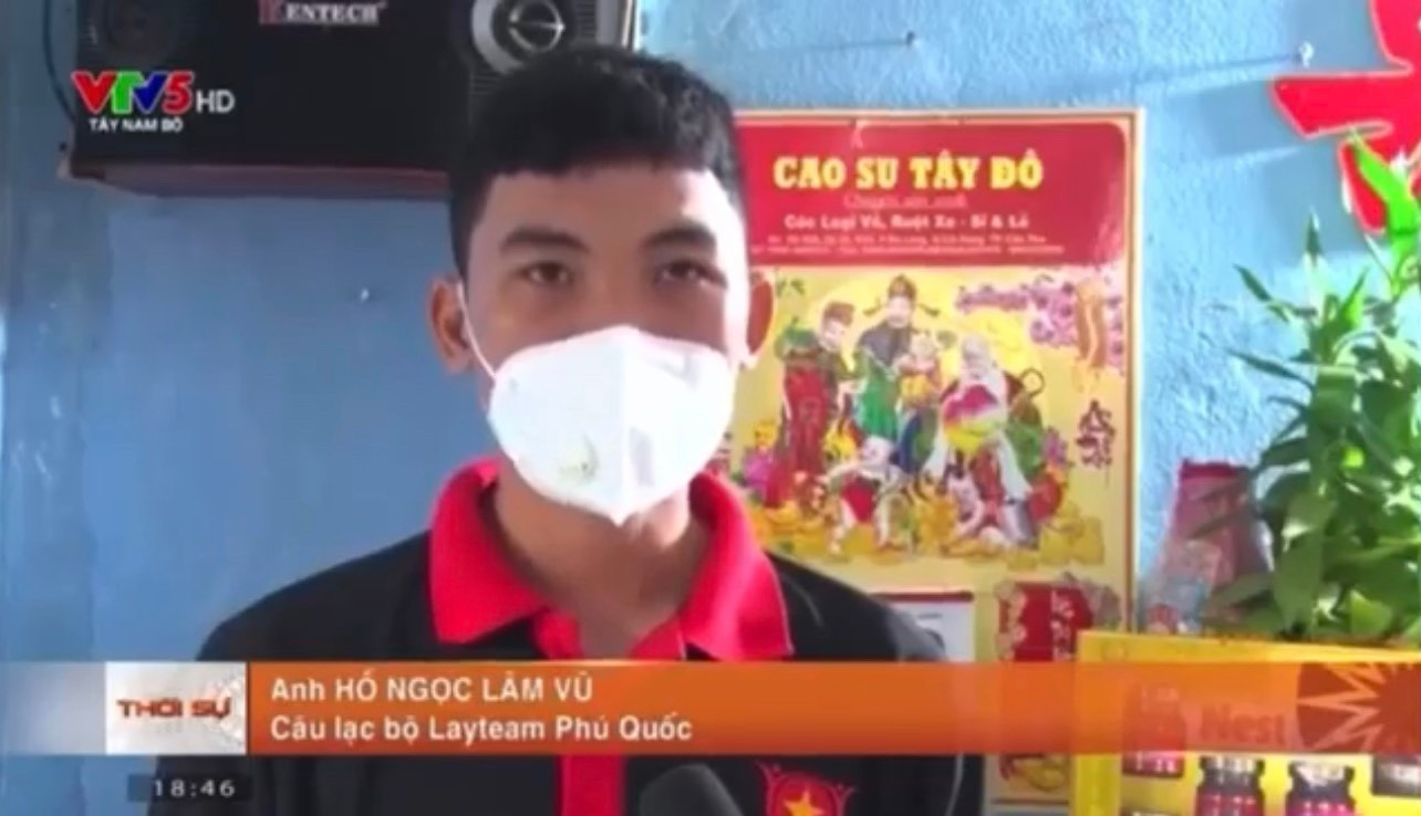 Tặng quà Trung thu cho các em học sinh có hoàn cảnh khó khăn.