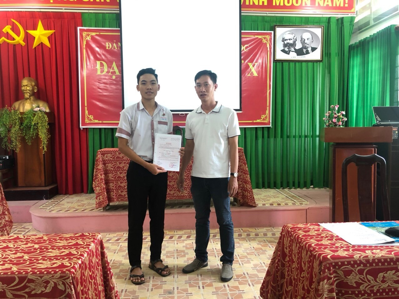 Lâm Vũ được kết nạp Đảng tại Chi bộ 3, Đảng bộ trường THPT Phú Quốc ở tuổi 18.