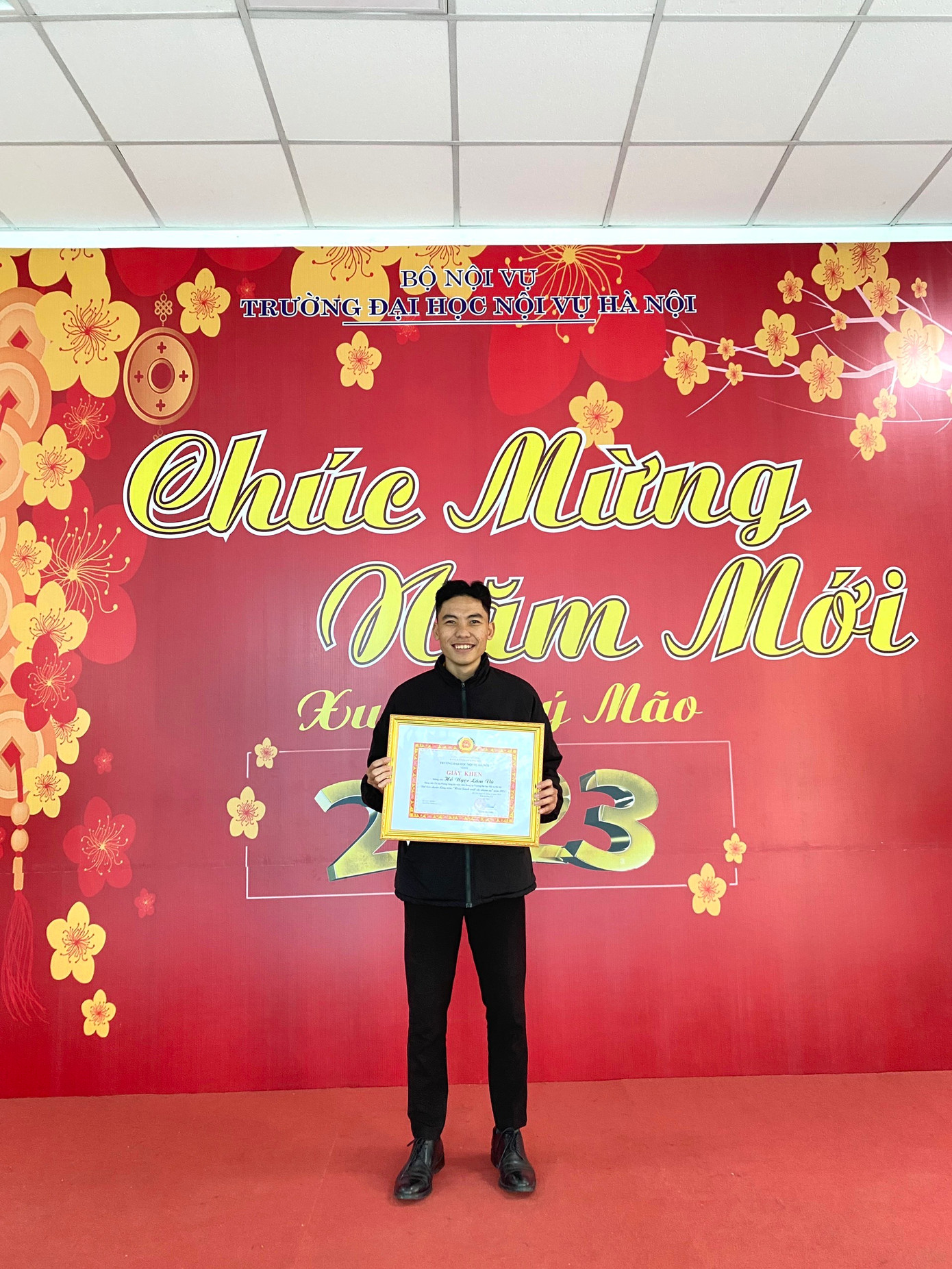 Lâm Vũ nhận Giấy khen Đảng viên Hoàn thành xuất sắc nhiệm vụ.