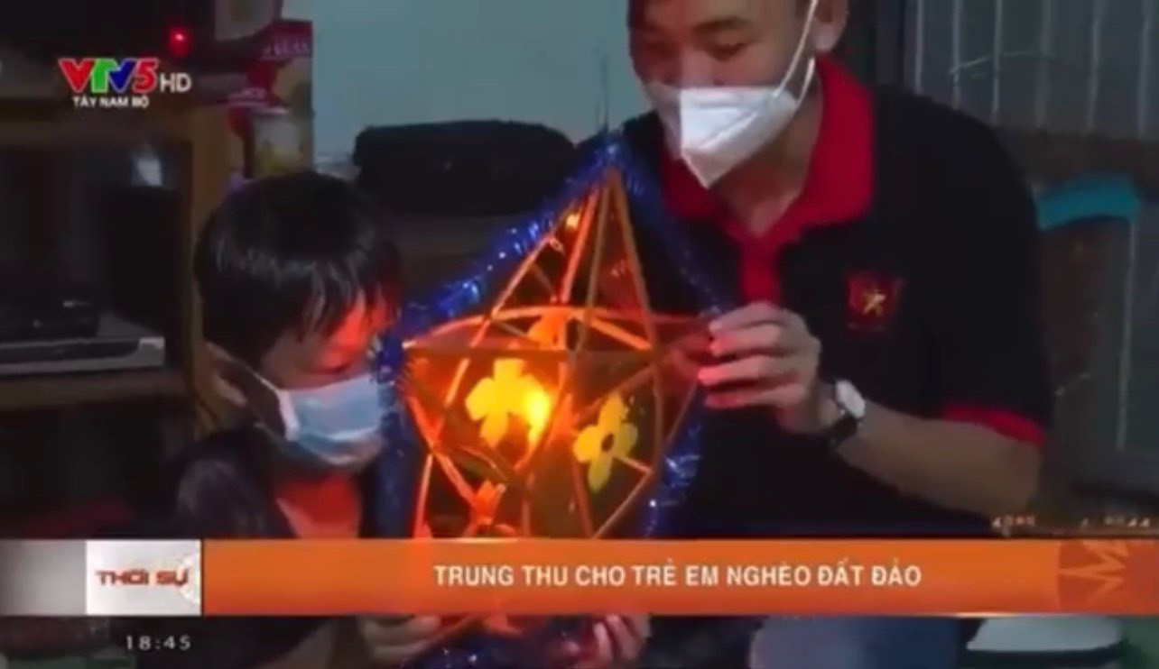 Tặng quà Trung thu cho các em học sinh có hoàn cảnh khó khăn.