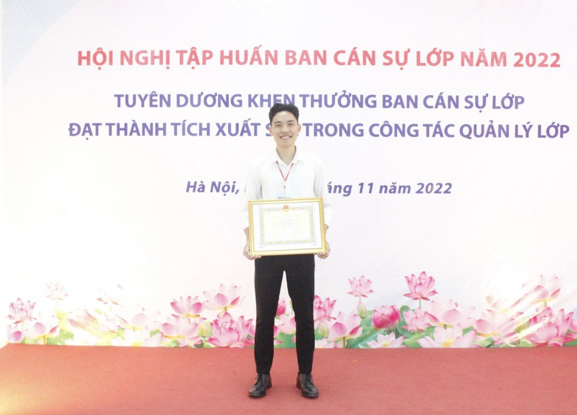 Lâm Vũ nhận Giấy khen Tham gia tích cực các hoạt động của trường và công tác tổ chức tập huấn Ban cán sự lớp.