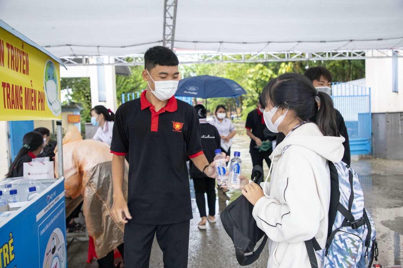 Lâm Vũ tình nguyện tiếp sức kỳ thi THPT Quốc gia tại điểm trường THPT Phú Quốc.