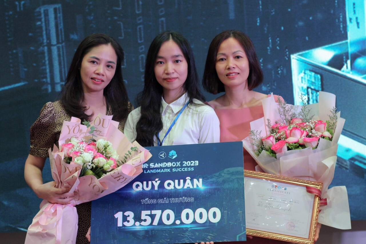 Ngọc Quỳnh cùng mẹ và bác ruột trên sân khấu sau khi kết thúc vòng thi cuối. Ngọc Quỳnh cùng mẹ và bác ruột trên sân khấu sau khi kết thúc vòng thi cuối.