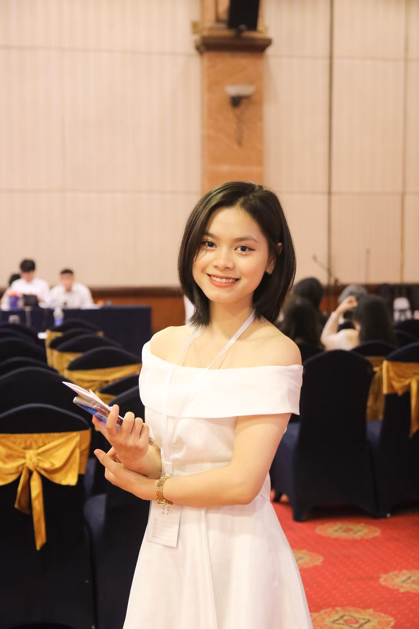 Phương Uyên (sinh năm 2003) là sinh viên năm nhất của Khoa Quốc tế học, Trường Đại học Hà Nội.