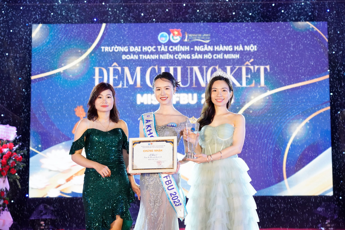 Nữ sinh Nguyễn Thị Mỹ Linh viện Kế toán kiểm toán đăng quang ngôi vị Á khôi 1. Nữ sinh Nguyễn Thị Mỹ Linh viện Kế toán kiểm toán đăng quang ngôi vị Á khôi 1.