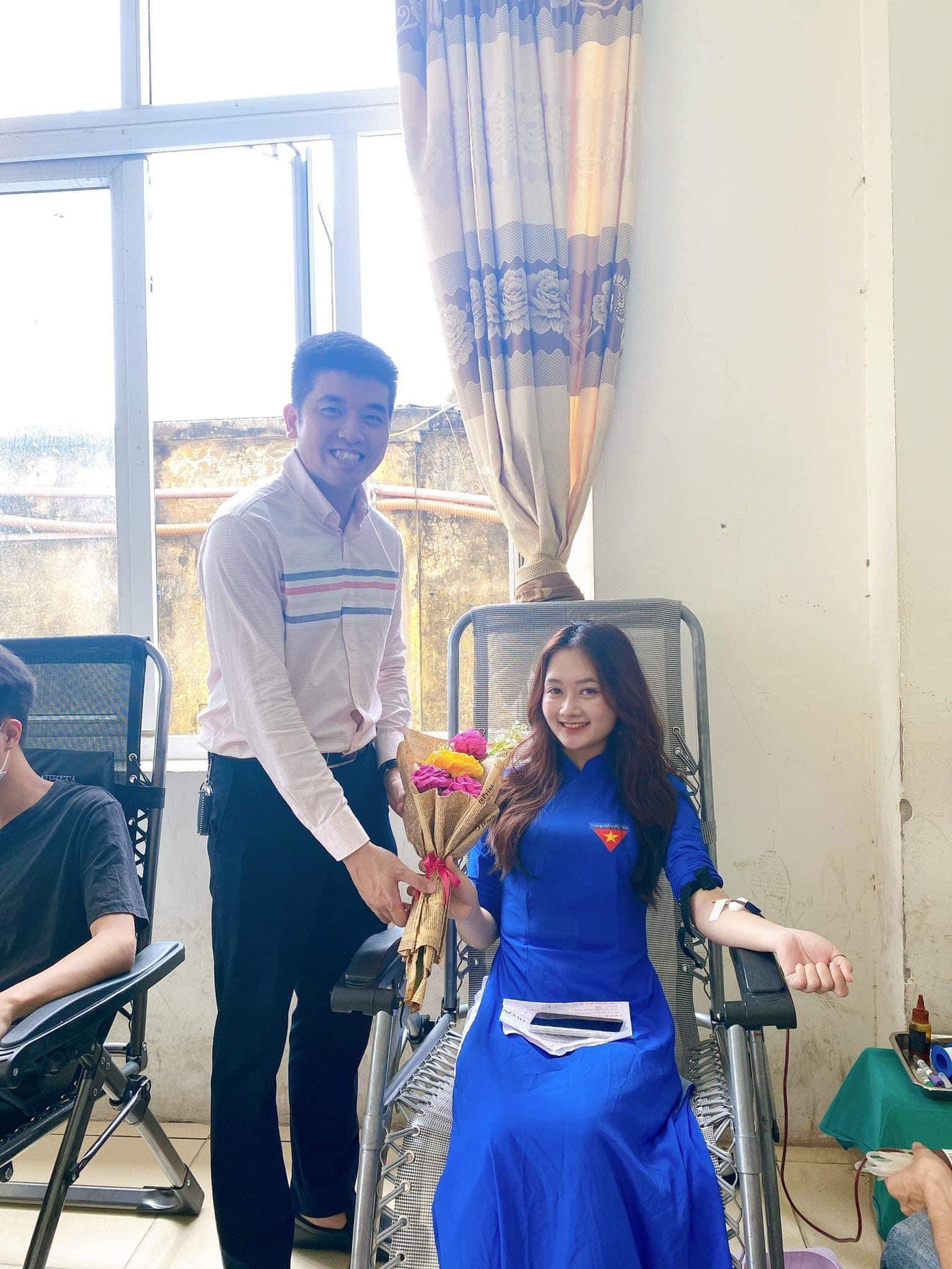 Tham gia chương trình hiến máu nhân đạo "Giọt hồng blouse trắng".