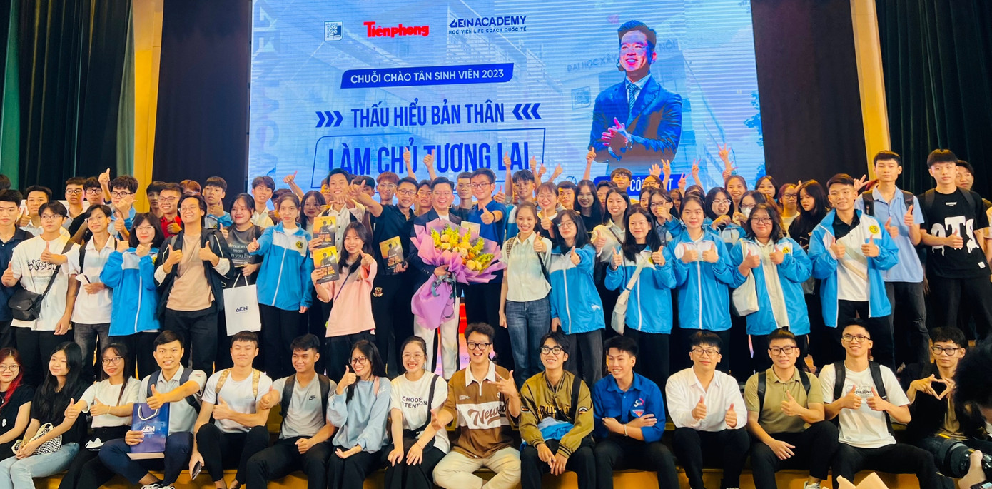 Rất đông sinh viên hào hứng được chụp ảnh cùng diễn giả cuối chương trình. Rất đông sinh viên hào hứng được chụp ảnh cùng diễn giả cuối chương trình.