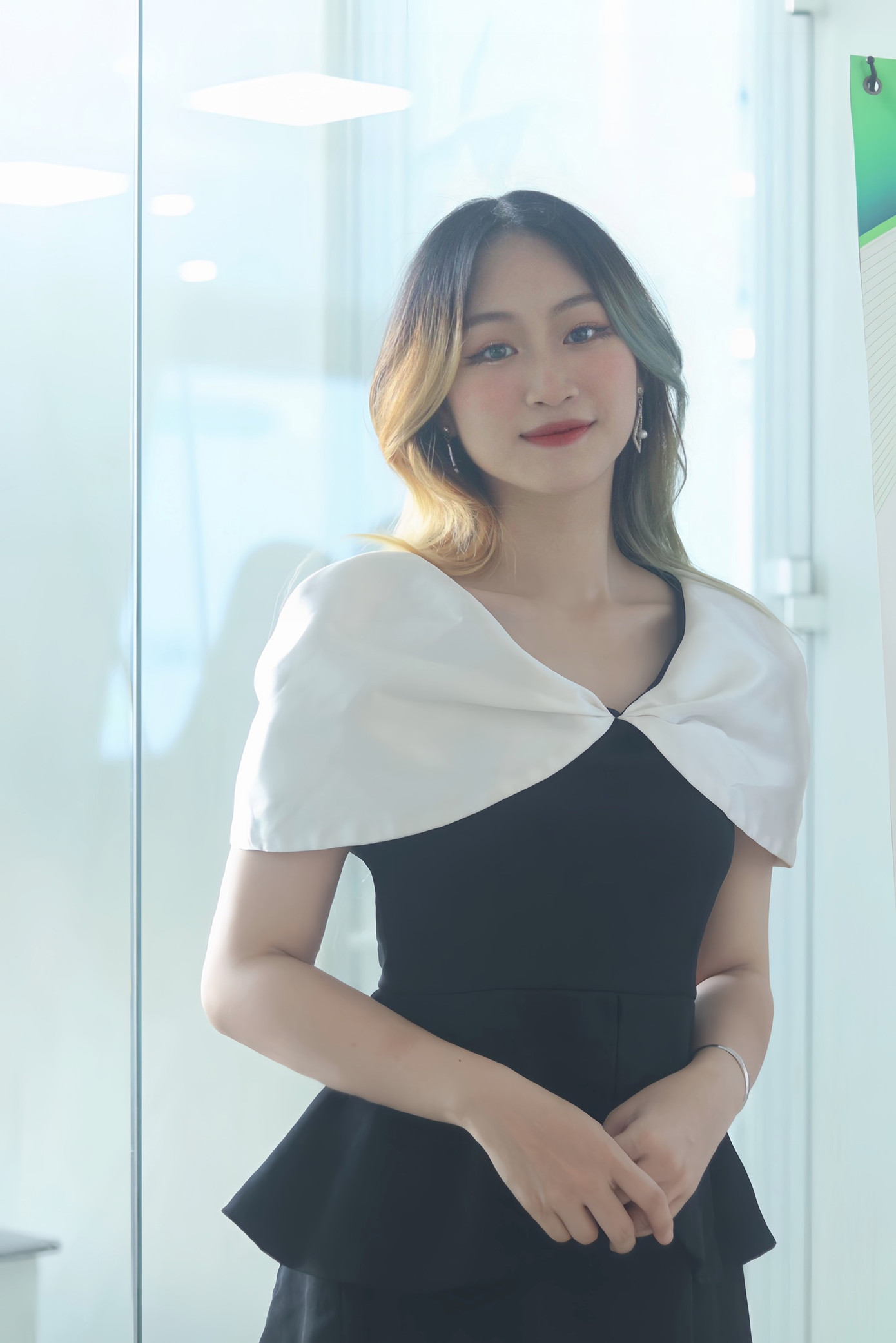 Nhật Hà (sinh năm 2004) đang là sinh viên năm hai chuyên ngành Luật Quốc tế - Học viện Ngoại giao.