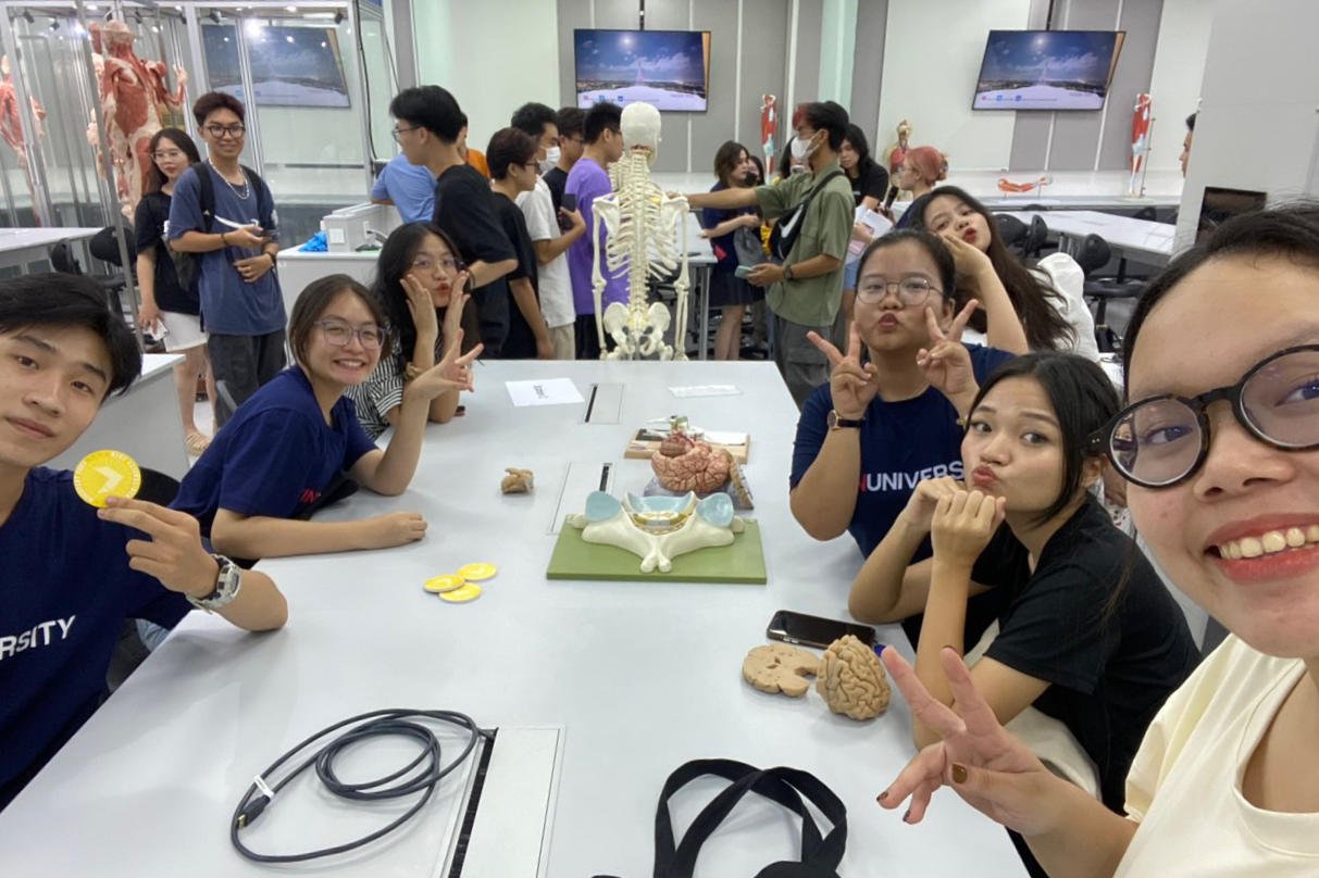 Lâm Phương cùng các bạn trong một hoạt động tại trường đại học.