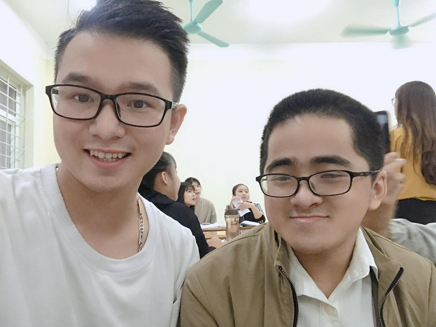 Công Duy cùng người bạn học. Công Duy cùng người bạn học.