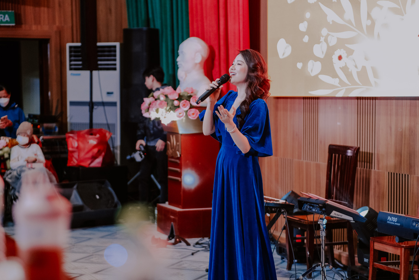 Ca sĩ Thuỳ Dung biểu diễn và gửi lời chúc tới các bệnh nhi.