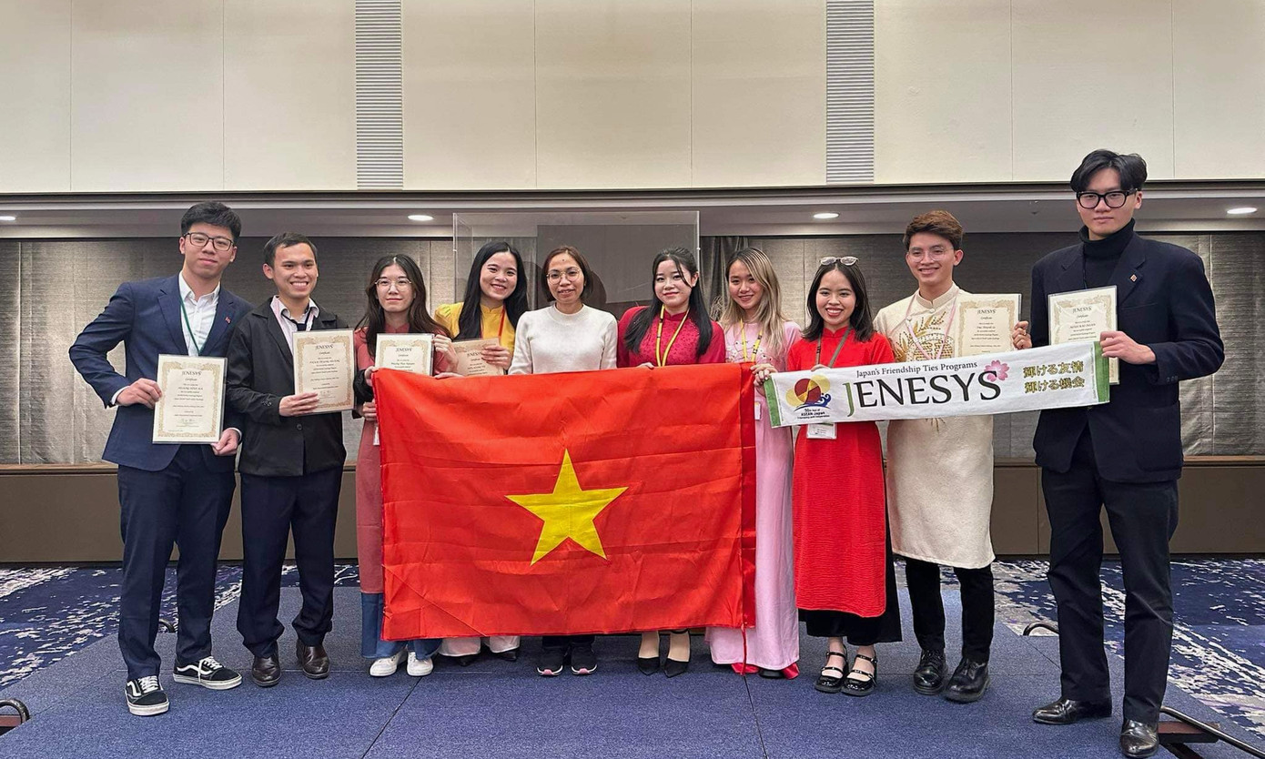 Trà My (thứ 5 từ phải qua) và các đại biểu JENESYS Việt Nam chụp ảnh với bà Vũ Thị Liên Hương - Phụ trách Giáo dục Đại sứ quán Việt Nam tại Nhật Bản.