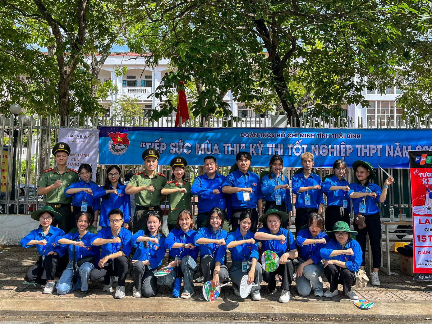 Hội Sinh viên Thái Bình tại Hà Nội cùng lực lượng Công an tỉnh tại điểm thi THPT Nguyễn Đức Cảnh.