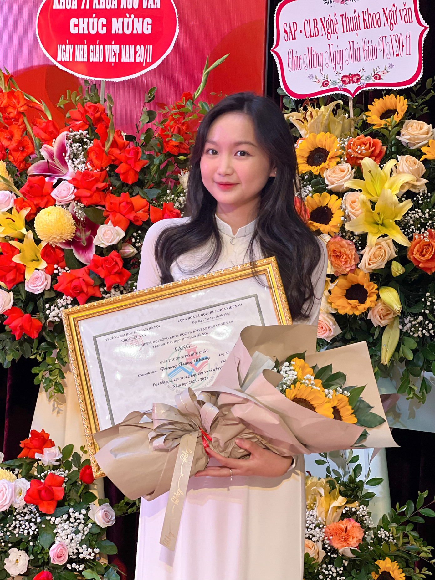 Trang Nhung đạt giải Đỗ Hữu Châu dành cho sinh viên có kết quả học tập và rèn luyện cao nhất năm học 2021- 2022.