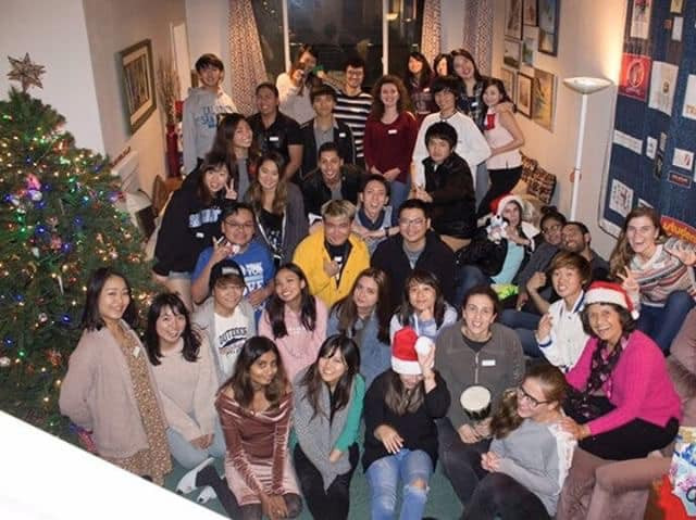 Chàng trai Việt cùng các bạn sinh viên quốc tế trường CSUSM đón Giáng sinh ở Mỹ. Chàng trai Việt cùng các bạn sinh viên quốc tế trường CSUSM đón Giáng sinh ở Mỹ.