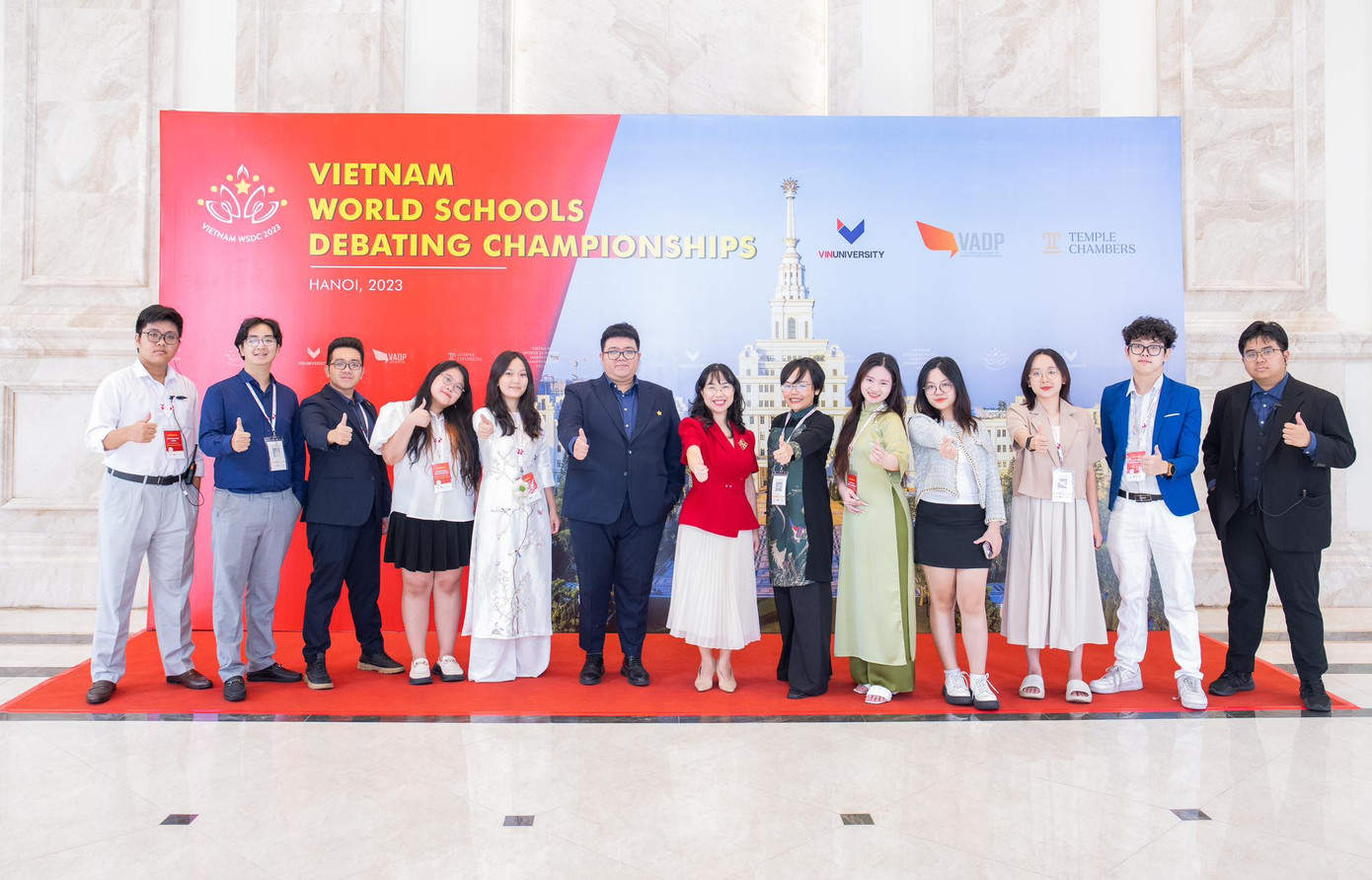 Vân Khanh cùng các thành viên trong BTC Giải Vô địch Tranh biện Thế giới bậc Trung học 2023 chụp hình lưu niệm cùng TS. Lê Mai Lan - Chủ tịch Hội đồng Trường Đại học VinUni.