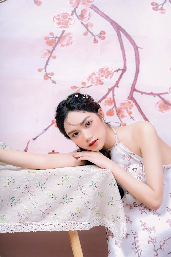 Nguyễn Trang Oanh - sinh viên năm nhất lớp báo Mạng điện tử CLC K42 - Khoa Phát thanh truyền hình của Học viện Báo chí và Tuyên truyền.