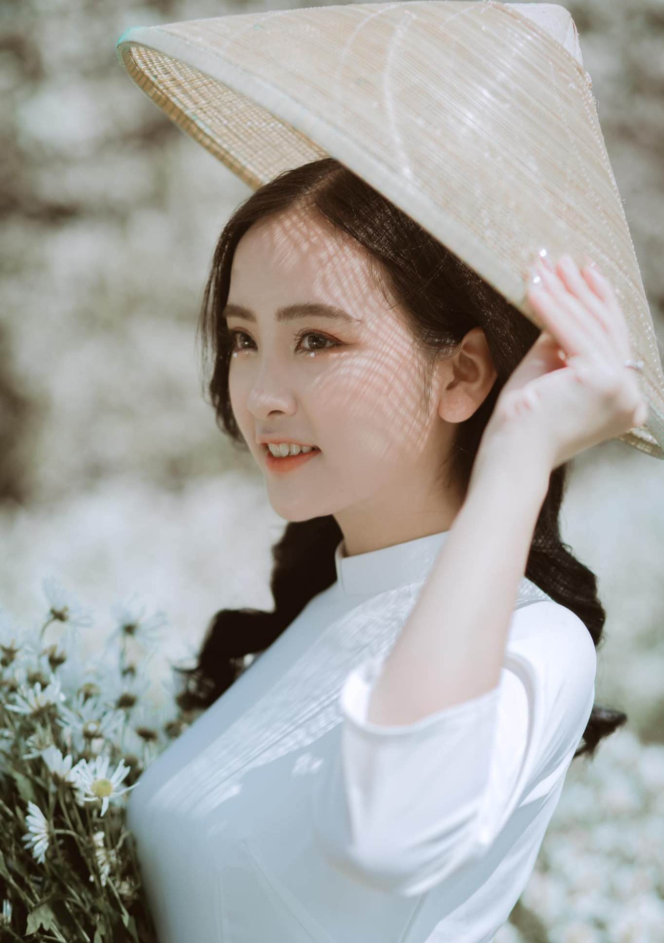 Khoảnh khắc ngọt ngào, trong trẻo của cô nàng bên khóm cúc họa mi ( Ảnh: NVCC ) Khoảnh khắc ngọt ngào, trong trẻo của cô nàng bên khóm cúc họa mi ( Ảnh: NVCC )