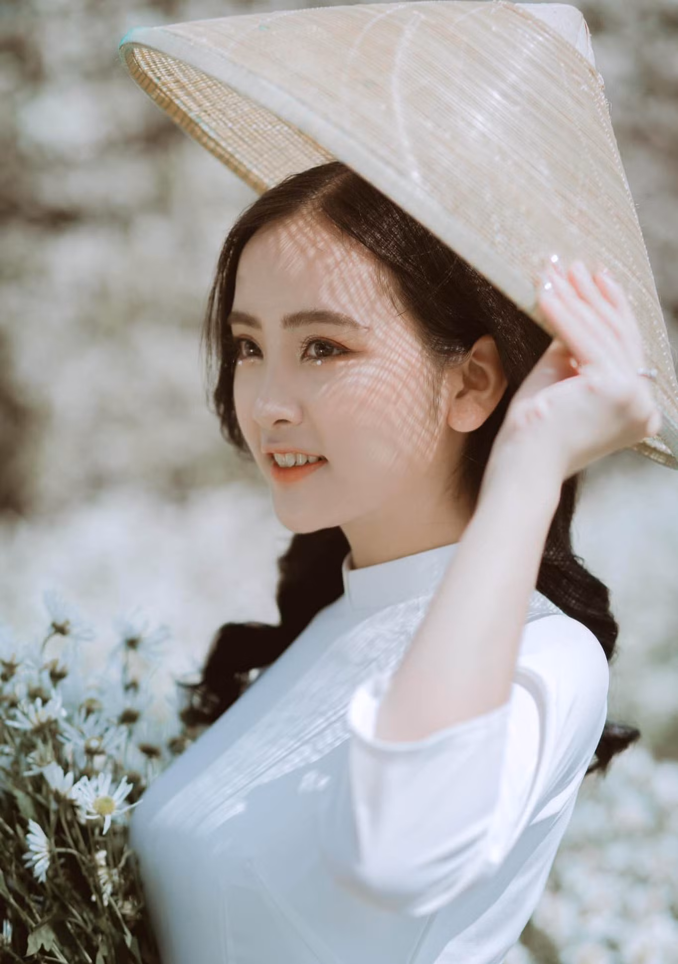 Khoảnh khắc ngọt ngào, trong trẻo của cô nàng bên khóm cúc họa mi ( Ảnh: NVCC )