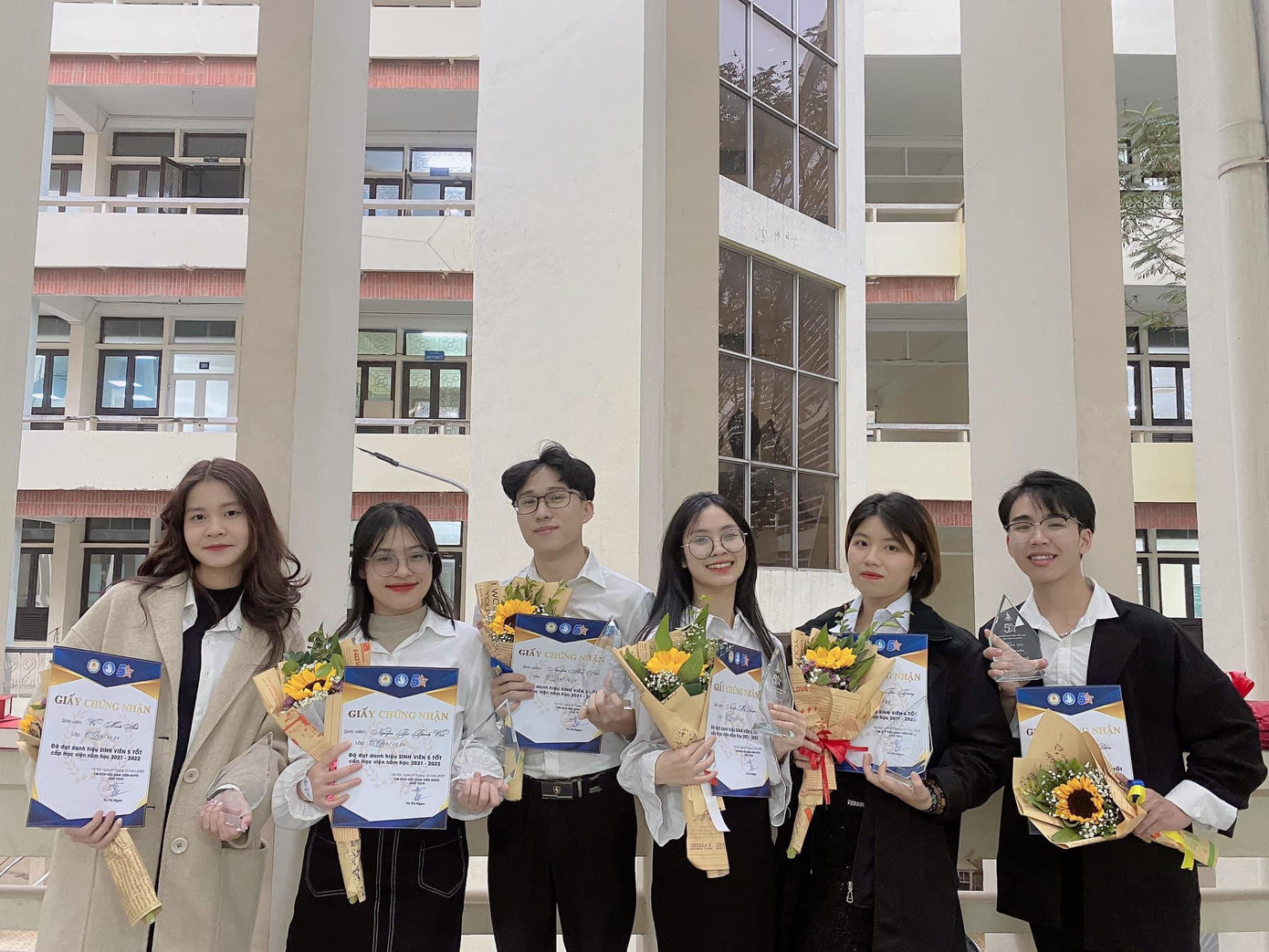 Văn Diễm (ngoài cùng bên phải) cùng các bạn sinh viên nhận danh hiệu Sinh viên 5 tốt.