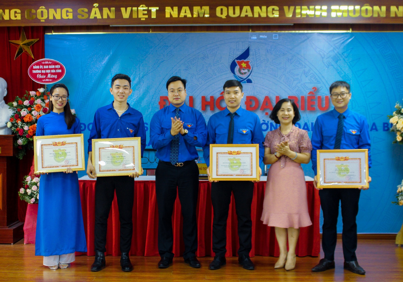 Nam sinh tham gia tích cực các hoạt động Đoàn – Hội và chọn làm tình nguyện để phá bỏ sự phân biệt vùng miền của một số người.