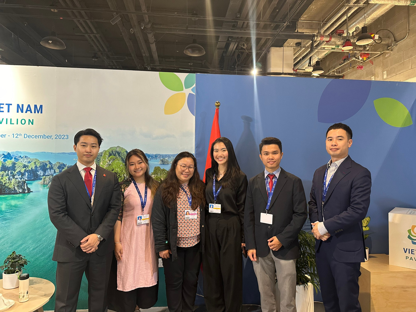Sơn Trà chụp ảnh tại khu vực phái đoàn Việt Nam tại COP28.