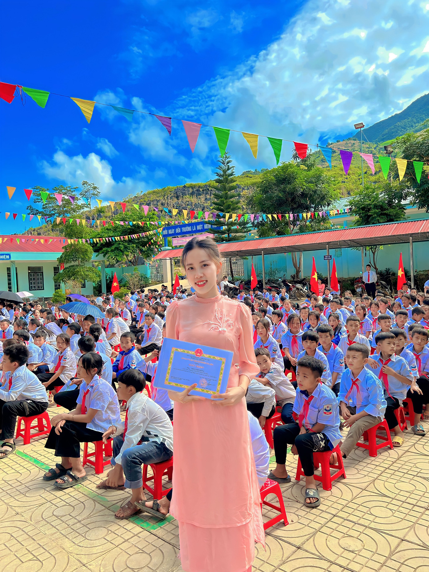 Cô giáo Tòng Thị Mai - một trong những giáo viên trẻ đang công tác tại Trường PTDTBT THCS Tả Phìn. Cô giáo Tòng Thị Mai - một trong những giáo viên trẻ đang công tác tại Trường PTDTBT THCS Tả Phìn.