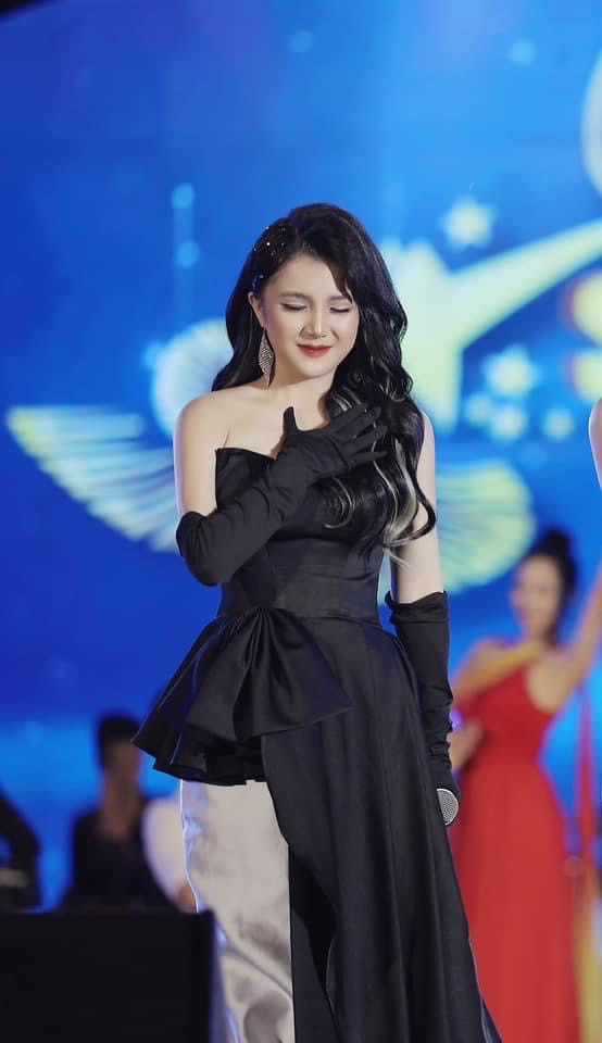 Lột xác trong MV đầu tay, không còn phong cách nhạc Thính phòng, hay dòng nhạc thế mạnh với những ca khúc bán cổ điển, mà Anh Thơ thay vào đó là hình tượng một ca sĩ Gen Z, khẳng định bản thân.