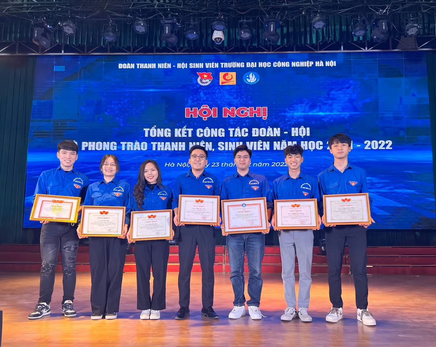 Đã có thành tích xuất sắc trong công tác Hội và phong trào sinh viên năm học 2021 – 2022. Đã có thành tích xuất sắc trong công tác Hội và phong trào sinh viên năm học 2021 – 2022.