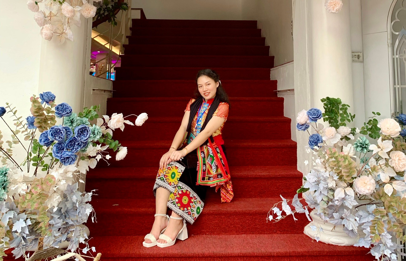 Nữ sinh Vi Thị Thảo Phương - người dân tộc Thái đã xuất sắc trở thành thủ khoa đầu vào ngành Khoa học Quản lý. Nữ sinh Vi Thị Thảo Phương - người dân tộc Thái đã xuất sắc trở thành thủ khoa đầu vào ngành Khoa học Quản lý.