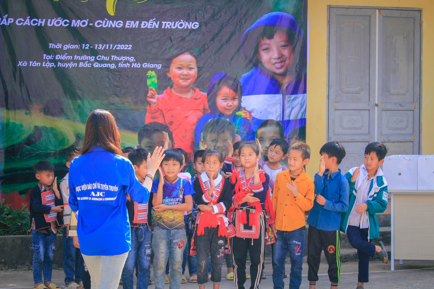 Hoạt động thiện nguyện này do Ngọc Anh cùng ba bạn trẻ khác tổ chức. Hoạt động thiện nguyện này do Ngọc Anh cùng ba bạn trẻ khác tổ chức.