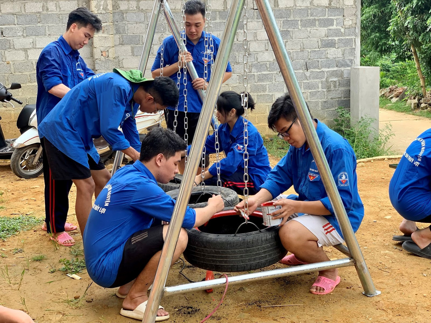Làm hai sân chơi thiếu nhi ở hai thôn Lủng Chang và Pác Chang.