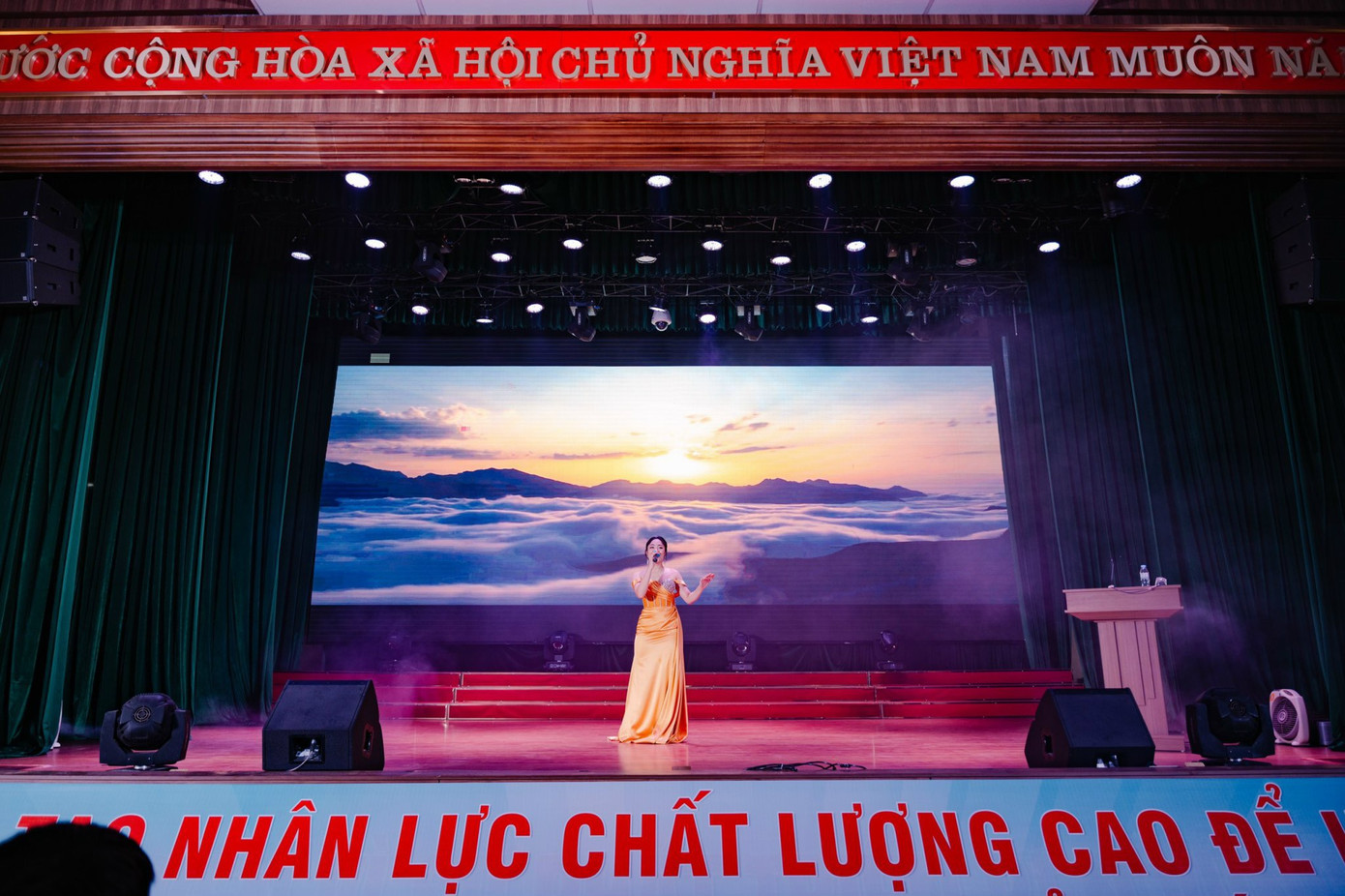 Sao Mai Thu Lương đang là sinh viên năm cuối Học viện Âm nhạc Quốc gia Việt Nam. Sao Mai Thu Lương đang là sinh viên năm cuối Học viện Âm nhạc Quốc gia Việt Nam.