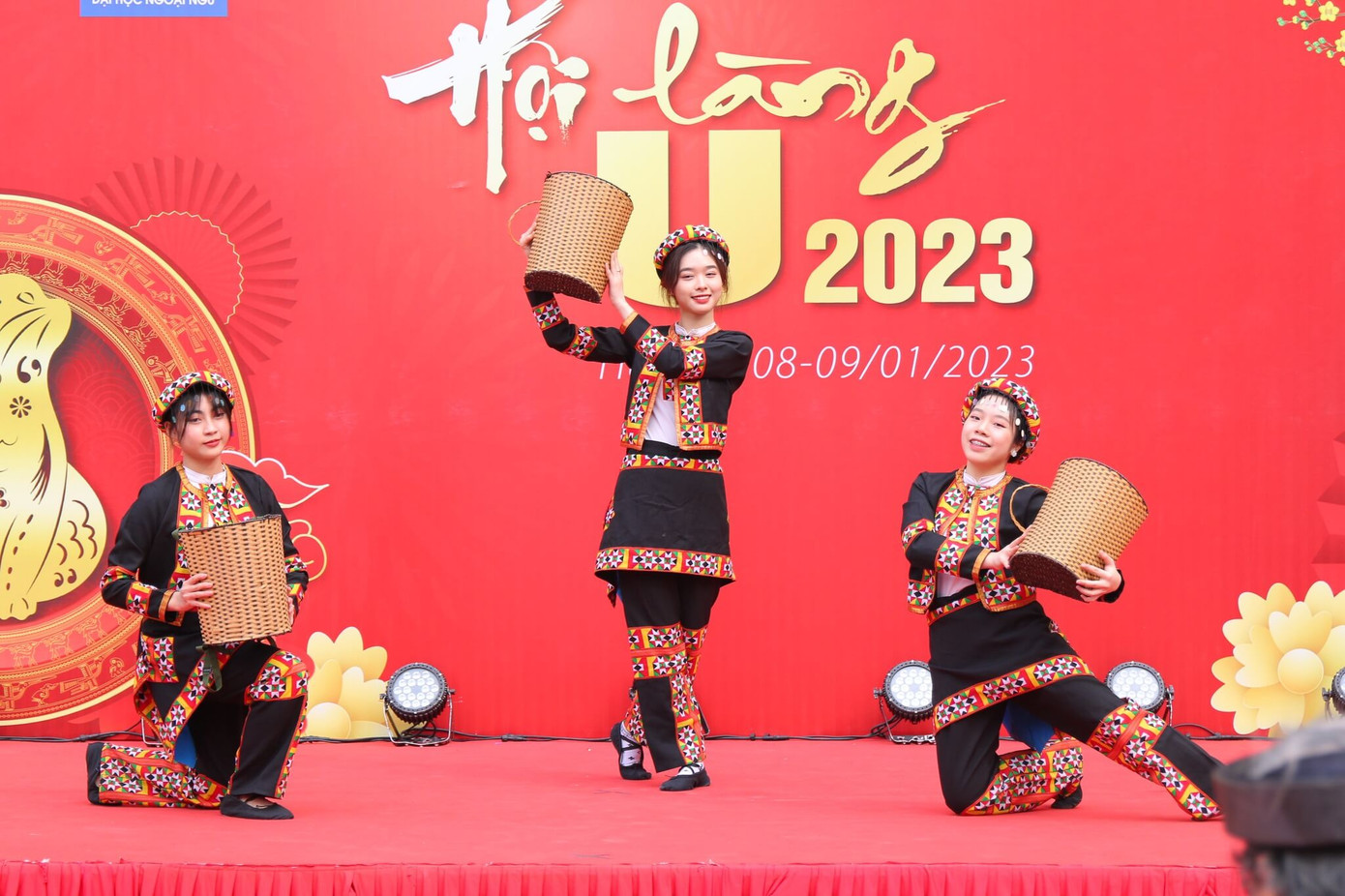 Hoạt động “Vũ điệu chào Xuân” với những tiết mục văn nghệ đặc sắc do các bạn sinh viên thể hiện. Hoạt động “Vũ điệu chào Xuân” với những tiết mục văn nghệ đặc sắc do các bạn sinh viên thể hiện.