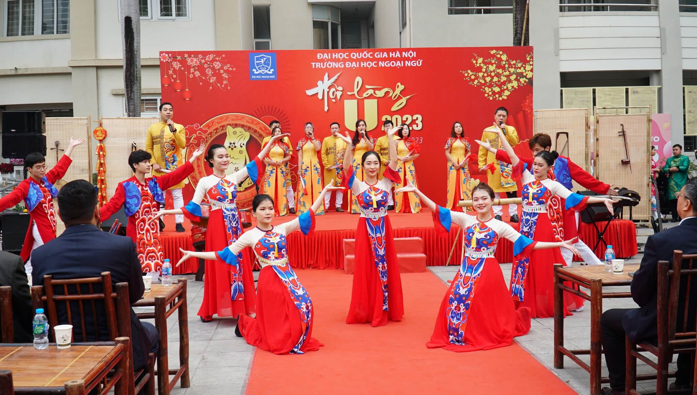 Hoạt động “Vũ điệu chào Xuân” với những tiết mục văn nghệ đặc sắc do các bạn sinh viên thể hiện. Hoạt động “Vũ điệu chào Xuân” với những tiết mục văn nghệ đặc sắc do các bạn sinh viên thể hiện.