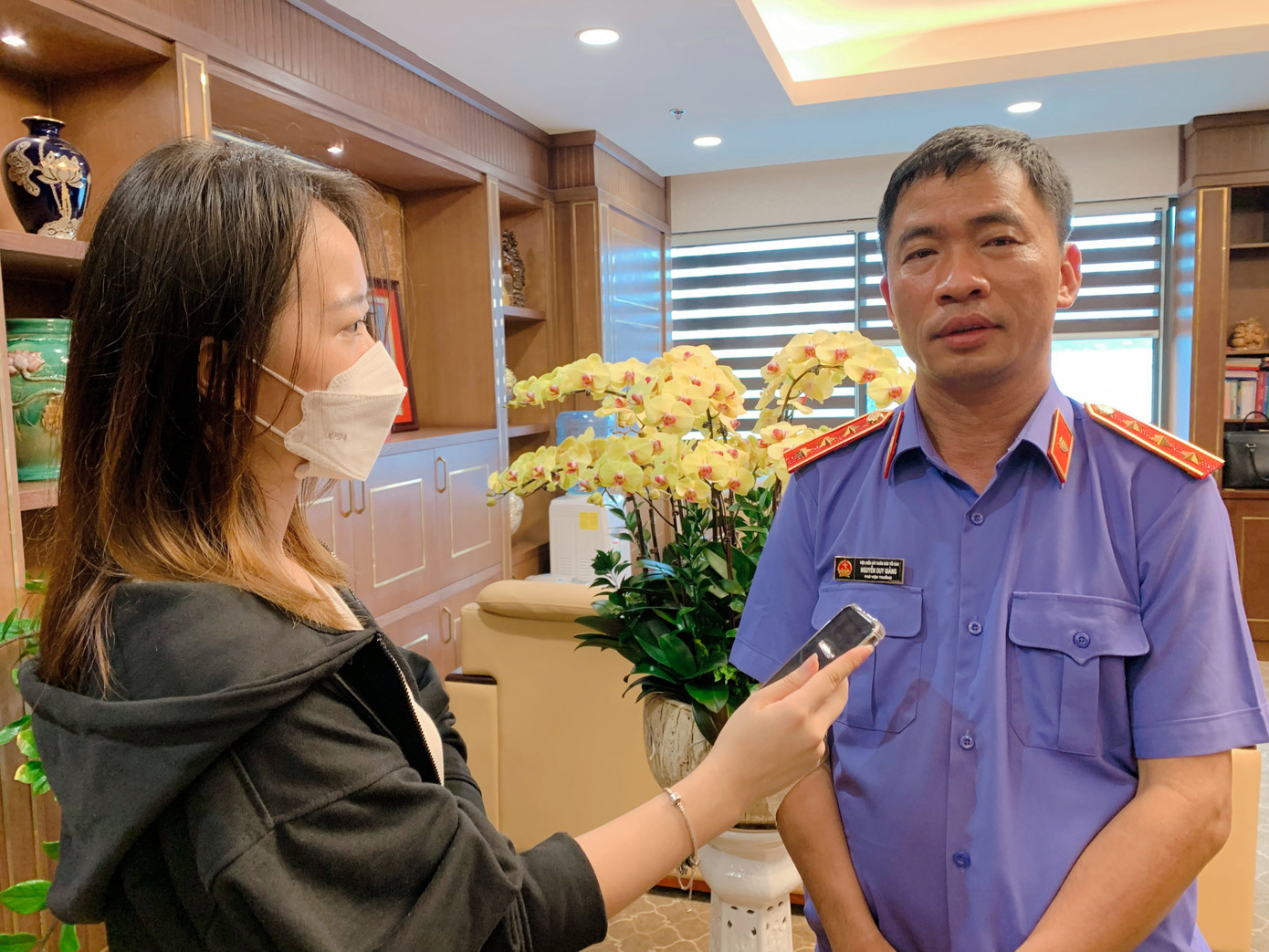 Thùy Linh trong quá trình tác nghiệp. Thùy Linh trong quá trình tác nghiệp.