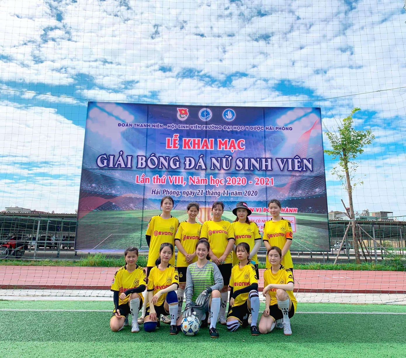 Ngoài ra, Hiền còn tham gia giải đá bóng nữ của trường.