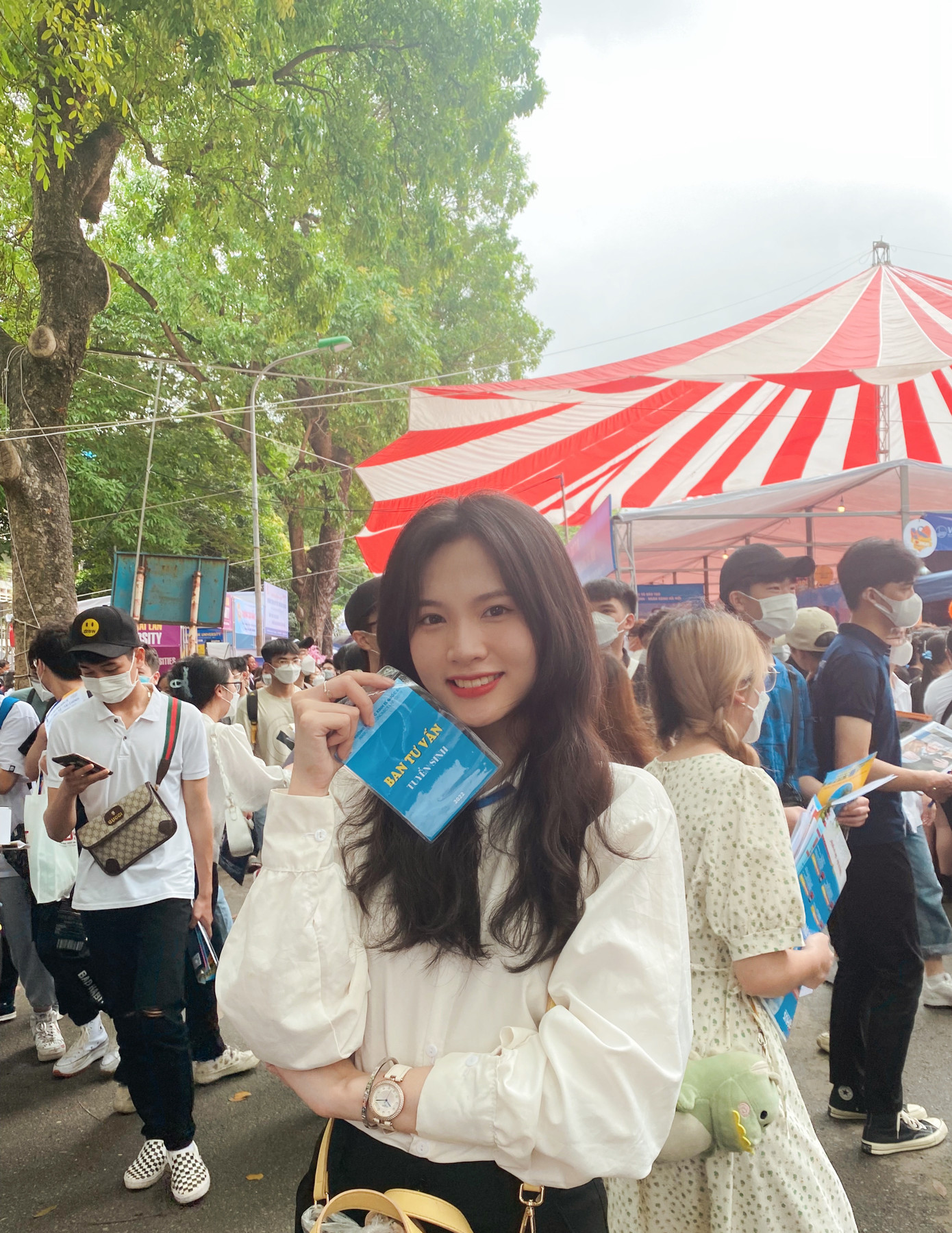 Phương Nga tham gia hoạt động tư vấn tuyển sinh khoa Quản trị kinh doanh.