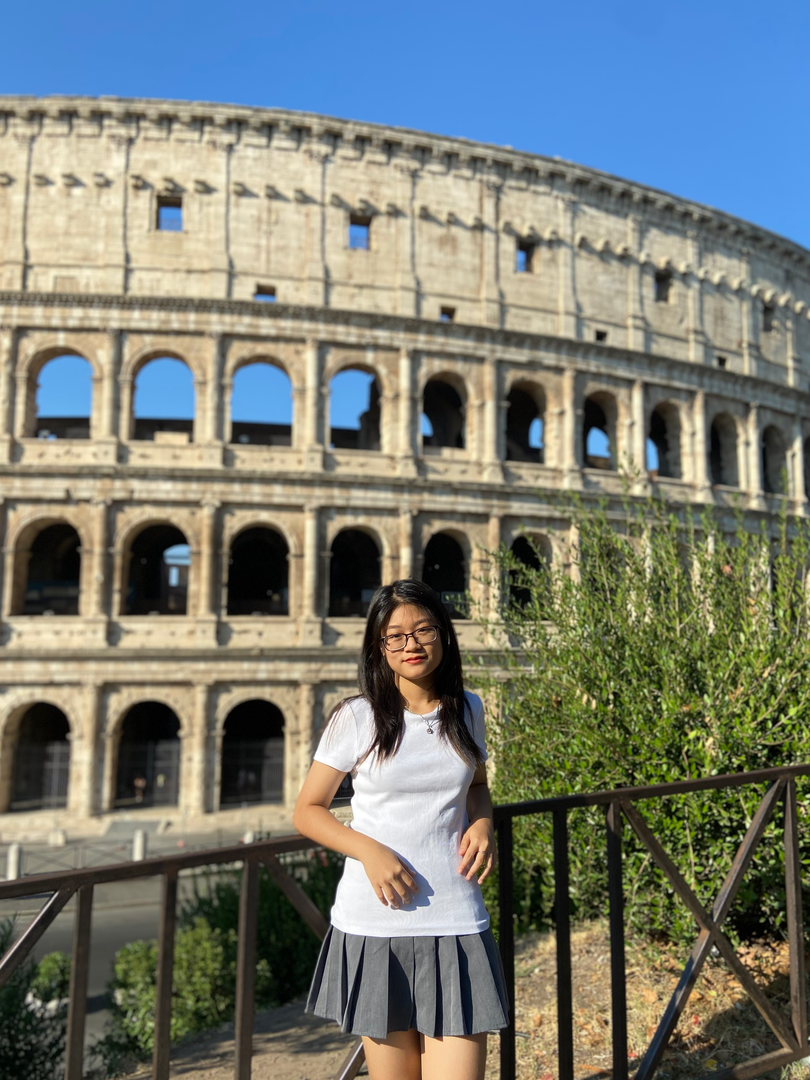 Hà Khanh tại đấu trường La Mã ở thủ đô Roma, Ý.