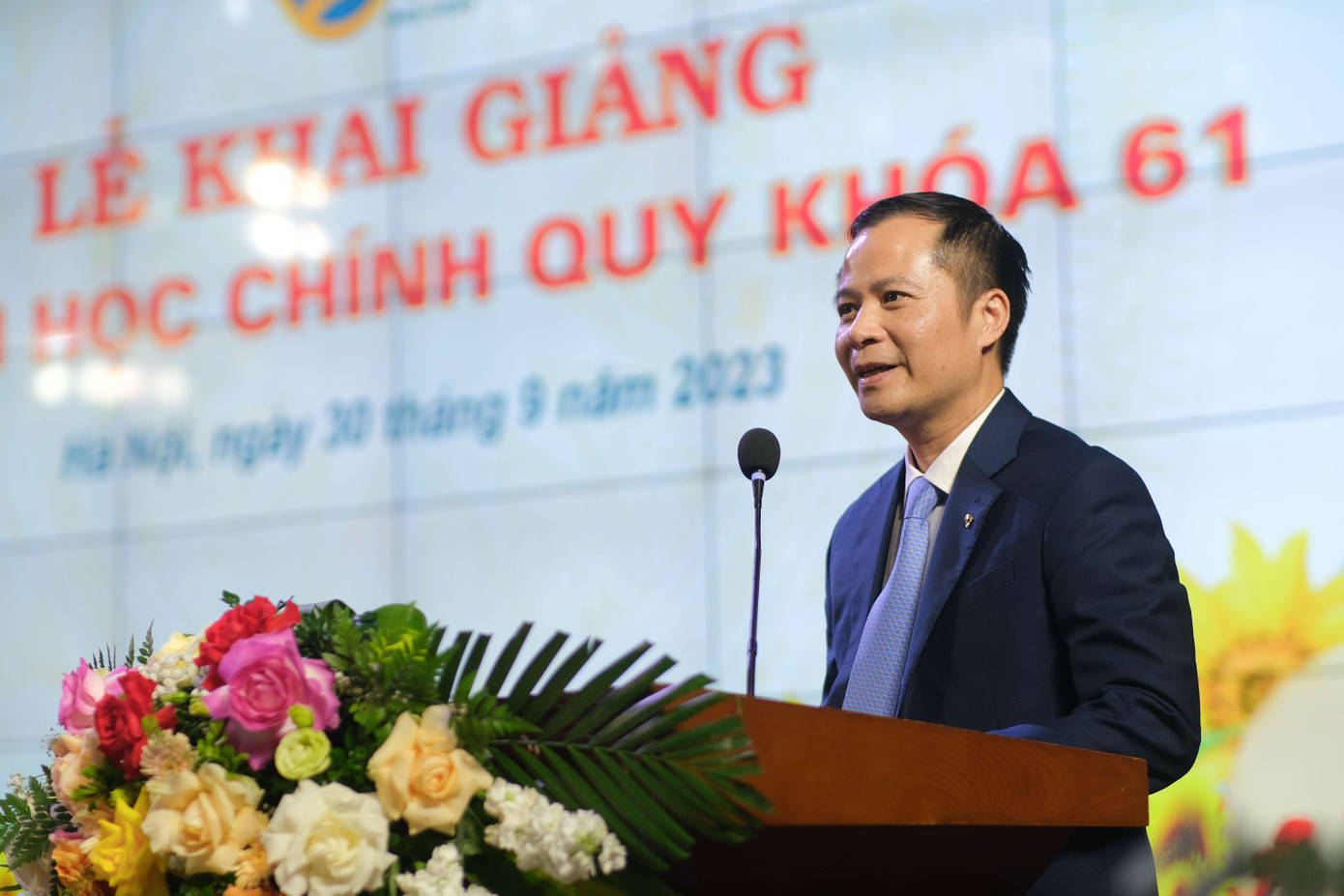 Ông Lê Hoàng Tùng – PTGĐ Ngân hàng Vietcombank: “Chúng tôi mong muốn tiếp tục đồng hành cùng Học viện Tài chính trong hoạt động giáo dục, đào tạo, nghiên cứu khoa học, hỗ trợ các bạn sinh viên…” Ông Lê Hoàng Tùng – PTGĐ Ngân hàng Vietcombank: “Chúng tôi mong muốn tiếp tục đồng hành cùng Học viện Tài chính trong hoạt động giáo dục, đào tạo, nghiên cứu khoa học, hỗ trợ các bạn sinh viên…”