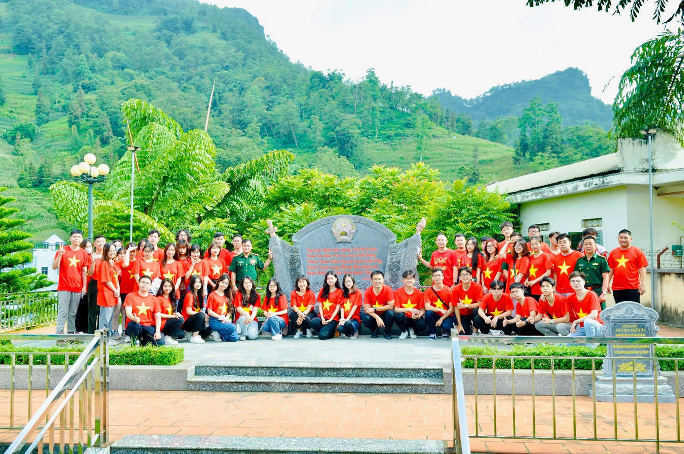 Đoàn Thanh niên Bộ Ngoại giao - Chương trình Về nguồn tại Đồn biên phòng Pha Long năm 2022. Đoàn Thanh niên Bộ Ngoại giao - Chương trình Về nguồn tại Đồn biên phòng Pha Long năm 2022.