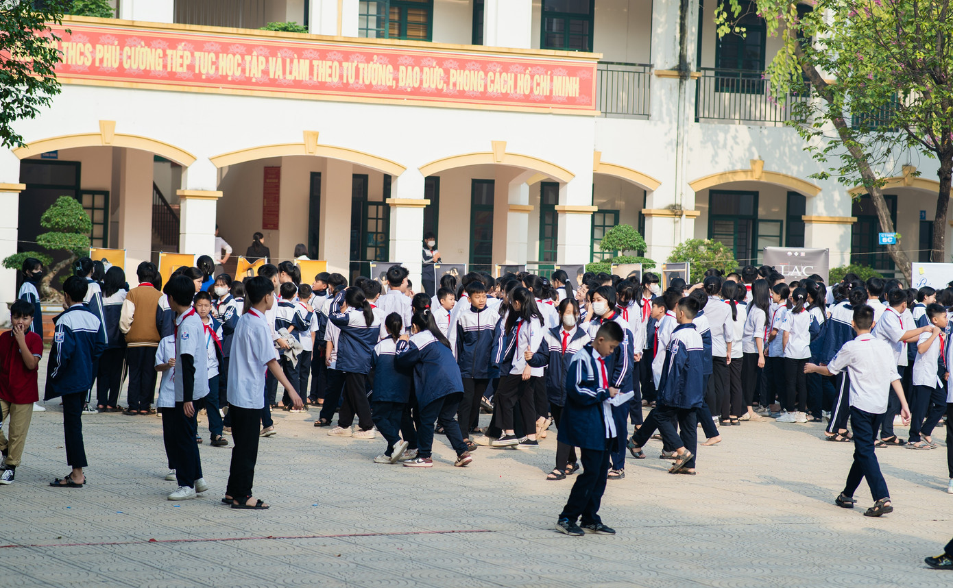 Giáo viên, học sinh hào hứng tham gia buổi triển lãm.