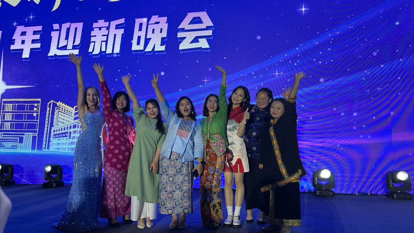 Cô gái rất nhiệt tình tham gia các hoạt động tập thể để phát triển bản thân.