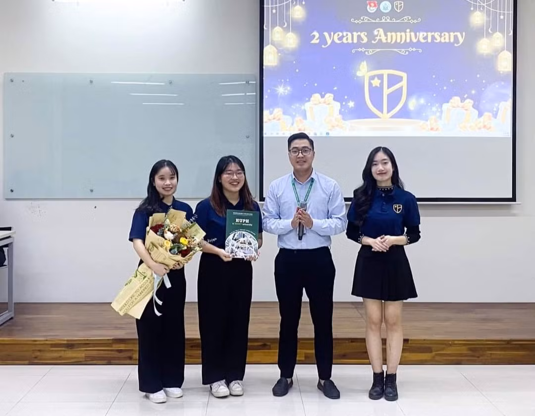 Minh Trang (thứ hai từ trái sang) tham gia Lễ kỷ niệm 02 năm thành lập Văn phòng Đoàn Thanh niên Trường Đại học Y tế công cộng.