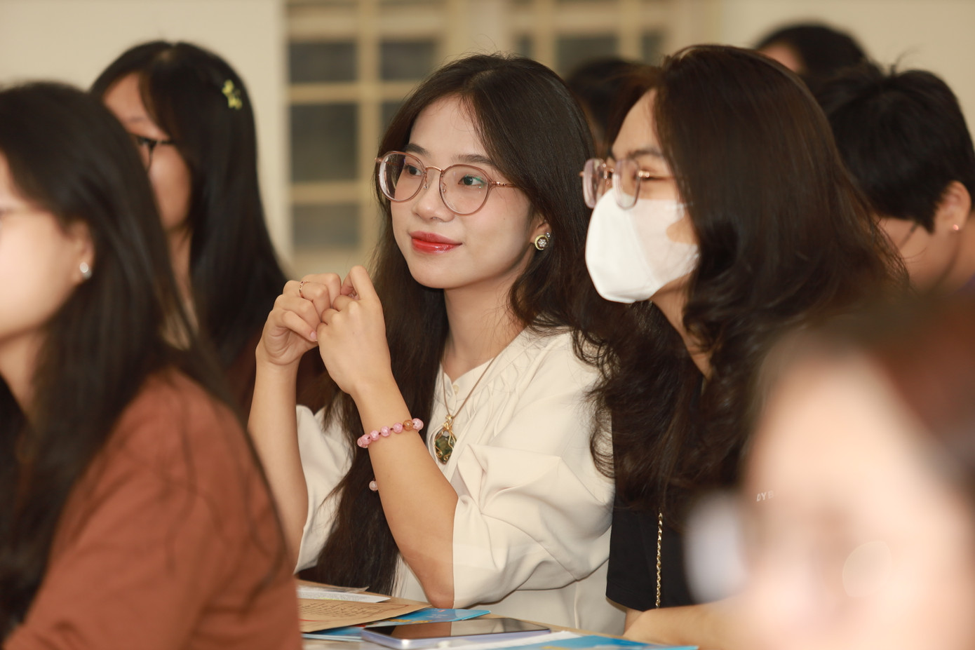 Các bạn tân sinh viên vui vẻ gặp gỡ trong ngày đầu nhập học. Các bạn tân sinh viên vui vẻ gặp gỡ trong ngày đầu nhập học.